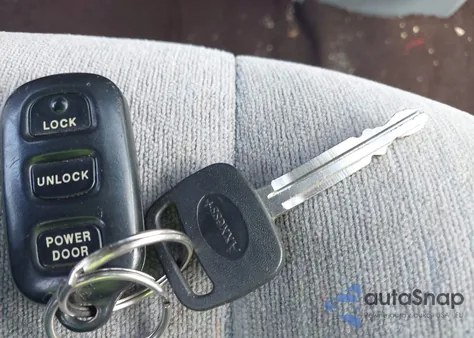 2000 Toyota Sienna Le z USA, uszkodzony, nr VIN 4T3ZF13C4YU209962